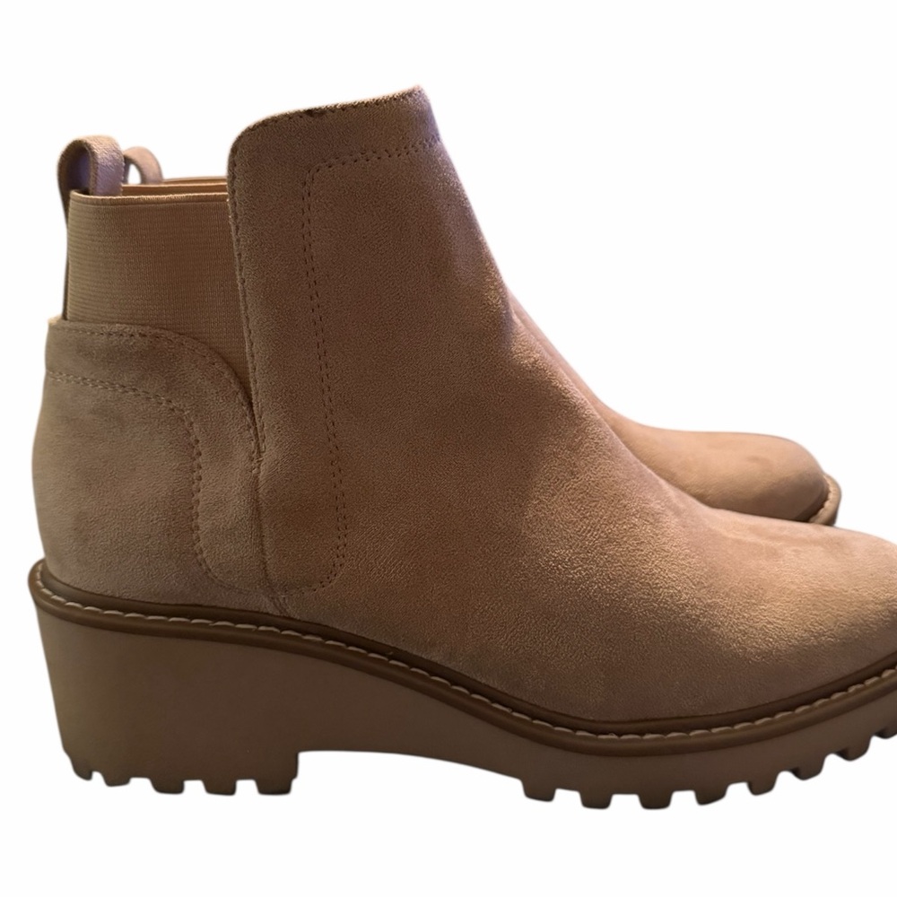 Dolce‎ Vita Women’s Tan Suede Chelsea Ankle Boots Lug Sole Platform Size 6